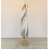 <p>Ricardo Carvão - Sem título - 2009 - Escultura em aço inoxidável com acabamento texturizado (corte, dobra e solda) - 197 x 39 x 30 cm - Base: 30 x 30 x 30 cm.</p>