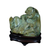 Estatueta em jade chinesa representando monge sentado com cães de companhia com peanha orgânica em madeira entalhada bois de fer - 7,5 x 9,5 x 6,5 cm - Dinastia Qing - Apresenta restauro