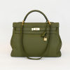 <p>Hermès</p><br /><p>Bolsa Kelly 40 - 2013</p><br /><p>Couro Togo verde, ferragens e cadeado dourados</p><br /><p>28 x 40 x 15 cm</p><br /><p>Alça de mão e alça de ombro removível.</p><br /><p>Acompanha cadeado, clochete, dust bags, livreto de cuidados e capa de chuva.</p>