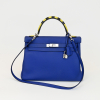<p>Hermès</p><br /><p>Kelly II Retourne 32 - 2017</p><br /><p>Couro Togo au Trot azul elétrico, ferragem e cadeado prateados</p><br /><p>23 x 32 x 14 cm</p><br /><p>Alça de mão amarela e azul, alça de ombro removível.</p><br /><p>Acompanha cadeado, clochete, dust bags, livreto de cuidados e capa de chuva.</p>