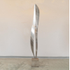 <p>Ricardo Carvão - Sem título - 2009 - Escultura em aço inoxidável com acabamento texturizado (corte, dobra e solda) - 189 x 20 x 17 cm - Base: 30 x 30 x 20 cm.</p>