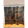 <p>Biombo Chin&ecirc;s &ndash; Coromandel antigo e original &ndash; Seis folhas &ndash; Madeira &ndash; Decora&ccedil;&atilde;o em laca com tema e s&iacute;mbolos tradicionais &ndash; Precisa restauro no topo. China &ndash; S&eacute;culo XVIII / XIX - 235 x 270 cm</p>