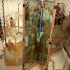 <p>Biombo chinoiserie. Estrutura em bronze e espelho. França, década de 40. Composto por 4 folhas. 175 x 220 cm. Esse lote não está fisicamente na exposição.</p>