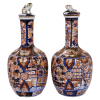 <p>Par de raras moringas na decoração Imari, com suas respectivas tampas encimadas por cão de fó. Japão, primeira metade do século XIX. 31 cm.</p>