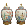 <p>Raro par de cachepots em porcelana com decoração policromada, dita Kakiemon. Bases e tampas ornadas em bronze ormolu cinzelados. Japão, período Edo, final do século XVII.28 cm. Apresenta selo do antiquário na tampa.</p>