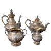 <p>Aparelho para chá e café em prata de lei, fundido e ricamente, cinzelado e contrastado, composto por: Bule para chá 24 cm. Bule para café 30 cm. Leiteira 15 cm e Açucareiro 14 cm. Inglaterra, século XIX.</p>