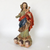 <p>Imagem em madeira representando Nossa Senhora com menino, peanha composta por tr&ecirc;s cabe&ccedil;as de anjos. 97 cm.</p>