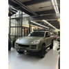 <p>Porsche Cayenne S 957 2009/2010 – Versão americana, motor V8 de 385cv, sem suspensão pneumática. Customizada com foco em off-road, equipada com diversos acessórios de alto desempenho.<br /><br />• Motor V8 4.8 de 385cv com apenas 80.000 km<br />• Versão original americana sem bolsas pneumáticas (não blindada)<br />• Lift kit com aumento considerável de altura<br />• Escape direto full inox com 4 saídas laterais de 3 polegadas<br />• Parachoque dianteiro com protetor integrado e 2 faróis Hella<br />• Parachoque traseiro com protetor sob medida<br />• Hack de teto com 6 faróis Hella adicionais<br />• Par de estribos laterais funcionais<br />• Protetor de caixa de transferência instalado<br />• Rodas forjadas OZ aro 18 com pneus BFGoodrich All-Terrain + estepe<br />• Veículo em excelente estado, com revisão completa de óleos e filtros<br />• Comprada de único dono, sem histórico de blindagem<br />• Documentação em dia</p>