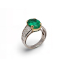 <p>Anel de ouro branco 18k com esmeralda oval de aproximadamente 5ct no total no centro acompanhada por diamantes de lapidação baguete de aproximadamente 3ct no total. Peso: aproximadamente 7,7g. Aro: 15,5.</p>