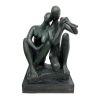 <p>BRUNO GIORGI - Bucólica, 1951. Escultura em bronze patinado da série Bucólica, realizada em 1951 por Bruno Giorgi, um dos mais relevantes nomes da escultura moderna brasileira. A obra expressa a síntese entre figuração e abstração característica de sua produção do pós-guerra, em que volumes suavemente modelados evocam o corpo humano e a paisagem em harmonia. Essa fase marca o amadurecimento do artista, reconhecido por integrar o projeto modernista brasileiro e por obras públicas emblemáticas, como Os Candangos e Meteoros, em Brasília. Assinada na lateral direita da peça. Dimensões: aprox. Altura 81 cm × Largura 65 cm × Profundidade 44 cm (sem base). Altura 101 cm × Largura 65 cm × Profundidade 44 cm (com base)</p>