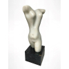 <p>BRUNO GIORGI - Torso, 1985. Escultura em mármore de Carrara do renomado escultor modernista Bruno Giorgi, representando um torso feminino de linhas puras e curvas equilibradas. A peça traduz a busca do artista pela síntese entre força e harmonia, expressa na suavidade do volume e na precisão do corte. Acompanha certificado de autenticidade assinado por Sara Teperman, da Galeria Skultura, referente à venda realizada em 27 de abril de 1988. A mesma escultura foi capa da revista IstoÉ São Paulo, edição de 1988, em que aparece fotografada ao lado da galerista Sara Teperman — uma das mais importantes figuras do circuito artístico brasileiro. Dimensões: sem base Altura 79 cm X Largura 43 cm, com base: Altura 100 cm × Largura 31 cm × Profundidade 32 cm</p>