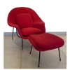 <p>EERO SAARINEN - Poltrona e Banqueta Womb Chair &ndash; D&eacute;cada de 60 - Espuma injet&aacute;vel. Modelo criado por Eero Saarinen em 1947, foi desenvolvido para sua amiga designer Florence Knoll, com objetivo de satisfazer sua proposta, uma cadeira reconfortante, que trouxesse um ar de aconchego materno. A tradu&ccedil;&atilde;o bruta de seu nome (womb chair), significa ventre materno. Esta poltrona, inovou e trouxe muito conforto para os lares norte americanos nos anos 40. &Eacute; uma &oacute;tima escolha de um cl&aacute;ssico, que pode ser utilizado em qualquer local, trazendo um ar de contemporaneidade. Poltrona: Largura 102cm - Profundidade 82 cm Alt. 90 cm - Alt do assento 40 cm. Banqueta: Largura 65 cm - Profundidade 51 cm Alt 4 2cm. P.S.: Caso tenha interesse em ver a pe&ccedil;a pessoalmente, entre em contato conosco.</p>