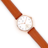 <p>Omega circa 1944 - Caixa de ouro amarelo 18k. Cerca de 33mm de diâmetro. Movimento a corda manual (cal.28). Visor de acrílico. Caixa, movimento e mostrador assinados. Fabricado na Suíça. Nº10646181/10642772.</p>