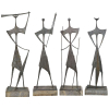BRUNO GIORGI (1905 - 1993), Guerreiros, peças únicas, Quatro importantes esculturas em bronze, baseem granito., Cada obra med. 263 x 102 cm., Ex-coleção Maria Leontina Giorgi, viúva do artista, Neste raro conjunto de esculturas pode-seobservar as características da produção dadécada de 50 de Bruno. Sob a forte influência daconstrução de Brasília, é estreita a relação entreas tendências arquitetônicas de Lucio Costa eNiemeyer e suas obras desse período. Quantoa sua estruturação e composição observa-se agrande semelhança entre estes Guerreiros e OsCandangos, situada na Praça dos Três Poderes -DF. As produções desse período estão carregadasdo espírito criativo e do ideário que fazia parte domovimento de construção da nova capital federal.