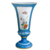 Belo vaso em opalina européia, do Séc. XIX, nas cores azul e leitosa, com pintura floral e borboletas em policromia. Frisos em dourado. Alt. 29,5cm. 