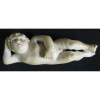 Raríssima e bela imagem de Goa, de coleção, do Séc. XVIII, em marfim, representando Menino Jesus. (falta adorno em 1 das mãos e ponta de 1 dos pés no estado). Med. 4x12,5x3cm. 