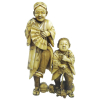 Belíssimo Okimono, de coleção, em marfim monocromado, representando Andarilho com seu filho. Japão, Época Meiji. Alt. 12cm. 