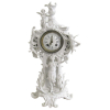 Belíssimo relógio francês, Pendulo Paris, com porcelana branca ricamente trabalhada em folhagens e flores e adornado com figura feminina e querubins. Funcionando. Alt. 49cm. 
