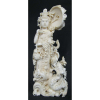Excepcional okimono monobloco em marfim, de coleção, assinado Janaes W. Golfrey de 1896, profusamente esculpido, representando Divindade, Japão, Época Meiji. Alt. 27,5cm, 
