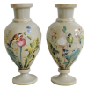 Belo par de vasos bojudos em opalina européia, com pintura floral e pássaros em policromia. (um apresenta trincados na base). Alt. 35,5cm. 