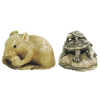 Dois belos e raros netzukes, de coleção, em marfim, assinados, representando Tartarugas e roedor. Japão, Época Showa. Alts. 2,5cm. 