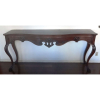 Belo console em jacarandá, estilo D. João V. Tampo recortado. Pernas recurvas. Med. 96x210x51cm. <br />ATENÇÃO: O bem será apregoada por foto e deverá ser retirado mediante agendamento, na residência do proprietário, no Leblon/RJ, e é de exclusiva responsabilidade do arrematante. Será desfeita a arrematação sem quaisquer outras consequências, caso não possa ser retirado o bem pelo elevador, escada ou janela da residência. 