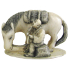 Belíssimo netzuke, de coleção, em marfim monocromado, representando Viajante com seu cavalo. Peça assinada na base. Japão, Época Taisho/Showa. Alt. 2,5cm. 
