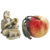 Dois raros e belos netzukes, de coleção, em marfim, sendo 1 monocromado e assinado, representando Músico e outro policromado na forma de maçã. Japão, Época Showa. Alts. 4 e 2,5cm. 