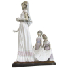 Lladró - Belo grupo escultórico em porcelana espanhola policromada, representando Noiva com suas damas. Base em madeira. Med. total 37,5x33x16cm.
