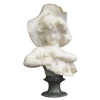 Assinatura Ilegível - Escola Italiana - Bela escultura em alabastro, representando Busto de menina com chapéu, com influência Art-Noveau. Base em mármore. Alt. 38,5cm.