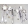 Christofle - Elegante faqueiro francês, em metal espessurado a prata, composto de 12 facas grandes 18 garfos grandes, 6 colheres grandes, 12 facas para sobremesa, 12 garfos de sobremesa, 12 colheres de sobremesa e 5 peças para serviço. Marcas da manufatura. Peças sem uso e embaladas individualmente, acondicionadas em caixas originais. Total de 77 peças.