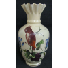 Belo vaso em opalina européia soprada, no tom manteiga, decorado com pinturas policromadas, representando Paisagem com pássaro. Borda trabalhada em ondulações. Alt. 33cm.