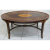Bela mesa de centro, estilo francês, Luís XV, em madeira com rica marqueterie. Tampo ovalado. (tampo com mancha de uso e 2 pontos estufados). Med. 48,5x11,5x65,5cm.