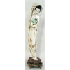 Escultura monobloco em marfim, policromado, representando Dama no jardim. (ramo de flores com colagens). Peanha em madeira. China, Período Revolucionário. Alt. total 30cm.