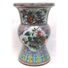 Belo vaso em porcelana oriental, circa de 1900, com rica pintura floral e animal em policromia, com detalhes esmaltados. Alt. 31,5cm.