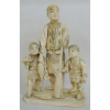 Grupo escultórico em marfim, japonês, monocromado, representando Trabalhador e seus filhos. Assinado na base. Alt. 17cm.