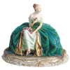 Guido Cacciapuoti (1892-1953) - Antigo grupo escultórico em porcelana italiana Gres d\'Arte, policromado, representando Dama com flores. Detalhes em dourado. Med. 35x45,5x30,5cm.