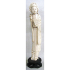 Escultura monobloco em marfim, monocromado, representando Dama com abanico. Peanha em madeira entalhada. China, início do Período Revolucionário. Alt. total 36cm.