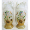 Belo par de vasos europeus em vidro opalinado soprado, decorados com pinturas esmaltadas e policromadas. Borda retorcida e ondulada. (1 borda colada). Alt. 29cm.