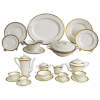 Aparelho de jantar chá e café em porcelana inglesa Royal Worcester, na cor creme com dourado, composto de 2 travessas, terrina com tampa, molheira, 12 pratos rasos, 12 para salada, 12 para sobremesa, 12 para pão, 12 taças para consome, 2 bules, leiteira, açucareiro, cremeira, 12 xícaras para café, 12 par chá e 12 bowlzinhos. Total de 105 peças.