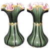 Par de vasos em faiança francesa, marca da manufatura Sarreguemines, nos tons verde em degrade com detalhes em dourado. Interior na cor rosa. Borda ondulada em babados. Alt. 33cm.