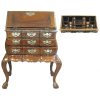 Bela cômoda papeleira, semi bombe, estilo Regency, em madeira, com 3 gavetas sob gabinete com porta reclinável, tendo no seu interior 6 gavetinhas e 8 escaninhos. Pernas recurvas terminando em garras. Apresenta segredo. Formada por 2 partes soltas que se encaixam. Apresenta nas laterais alça em bronze para ser transportada como baú. (falta alça de um puxador de uma gaveta). Med. 95x70x47cm.