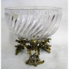 Baccarat - Belo e imponente centro de mesa em grosso cristal francês, com marca da Cristallerie Baccarat em relevo e lapidado com trabalhos em gomos curvos. Base em bronze dourado e ricamente trabalhado em folhas, volutas e lagartos em relevo. (cristal apresenta batida no fundo). Med. 26x29cm. 