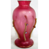 James Couper & Sons - Belo vaso americano, de coleção, em vidro iridiscente no tom rosa decorado com algas em relevo. (série fundo do mar). Peça assinada na base. Alt. 19,5cm. 