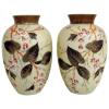 Belo par de vasos em opalina européia, com pintura floral em policromia. Alt. 30cm. 