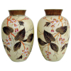 Belo par de vasos em opalina européia, com pintura floral em policromia. Alt. 30cm. 