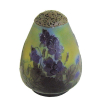 Emile Gallé (1846-1904) - Belíssima luminária em pasta de vidro francês, fundo fruta cor, decoração cameo de flores e folhagens em tons de azul. Bocal para 1 lâmpada em metal ormulú. Assinado. Funcionando. Alt. 11,5cm. 