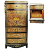 Bela secretaire Abattant, estilo André Boulle, em madeira adornada por bronze cinzelado, com 4 gavetas sob gabinete com porta reclinável, tendo no seu interior 4 gavetinhas e 2 escaninhos. Tampo com mármore sobre uma gaveta. (marcas do tempo e mármore com restauro). Med. 145,5x69,5x39cm. 