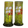 Belo par de vasos em vidro prensado, na cor verde, com pintura esmaltada de flores em policromia e pintura em dourado. Alt. 27cm. 