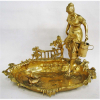 Belo centro de mesa em metal banhado de dourado, com influencia Art-Noveau, na forma de lago com patinhos, e adornado com figura de camponesa com balde. (dourado com estofados devido ao desgaste do tempo). Med. 31x38x25cm. 